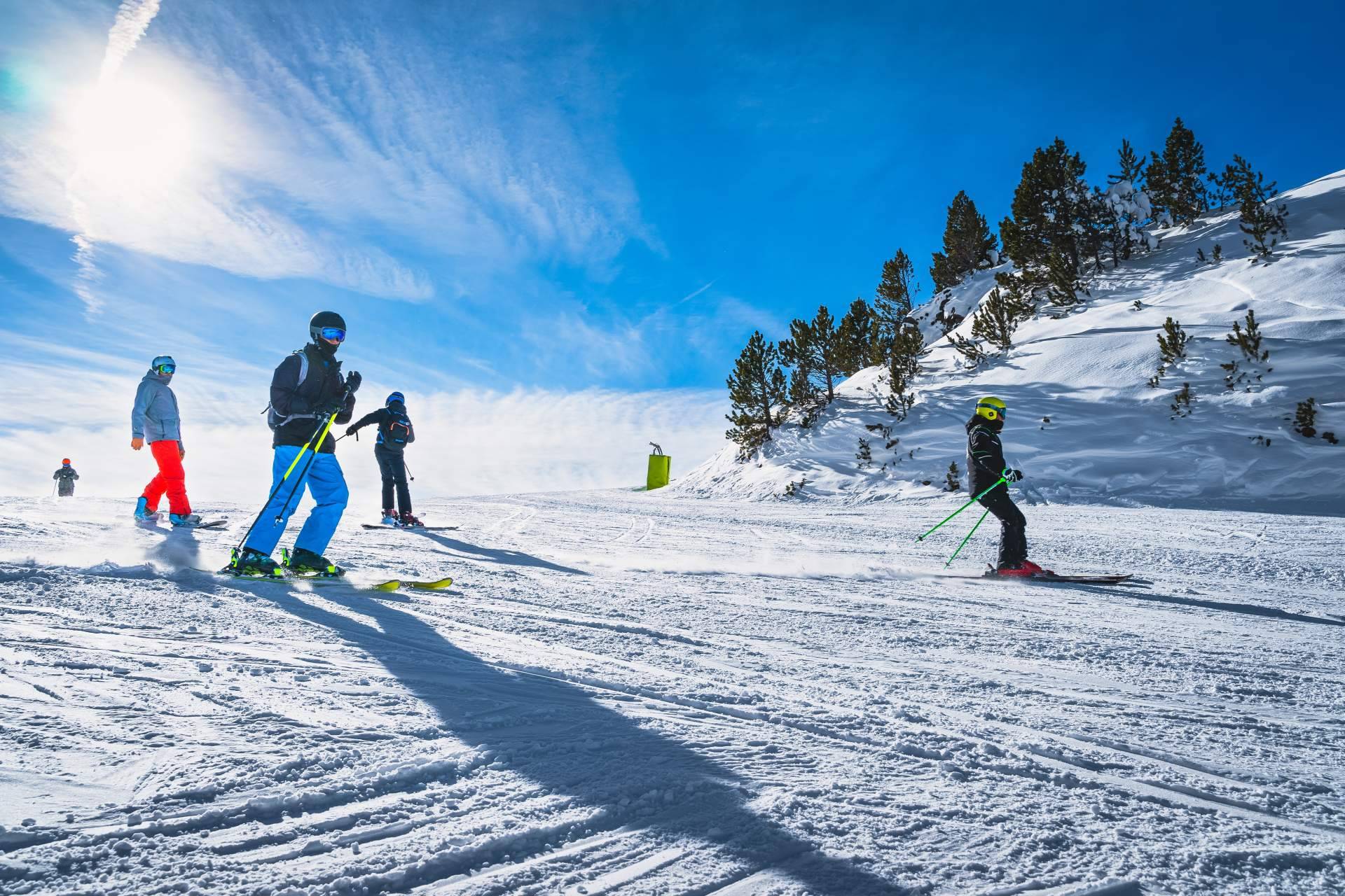 Alquiler de ropa para esquiar para una escapada invernal de la mano de Sierra Nevada Adventure & Ski