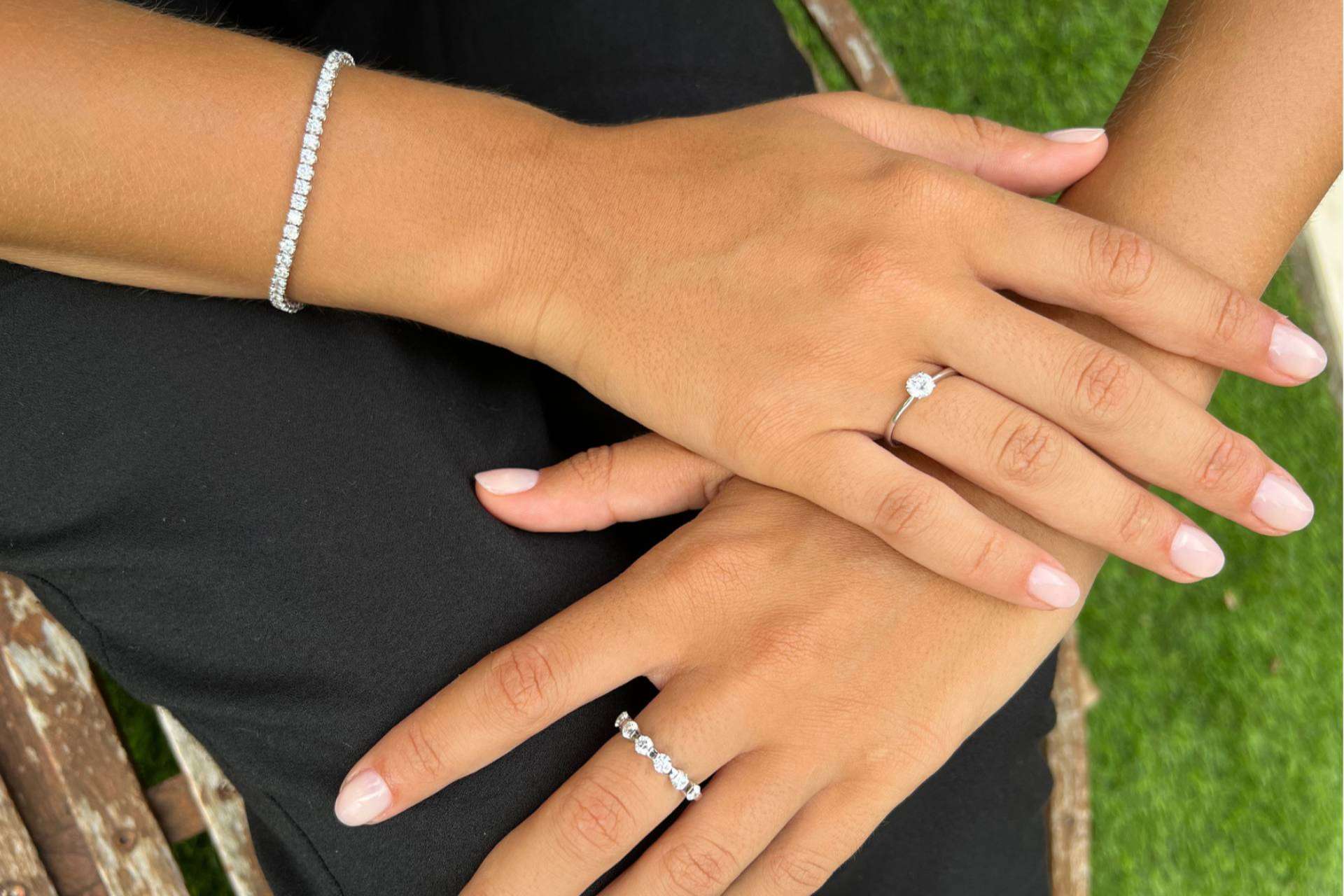 Las joyas básicas realzan la piel bronceada después del verano