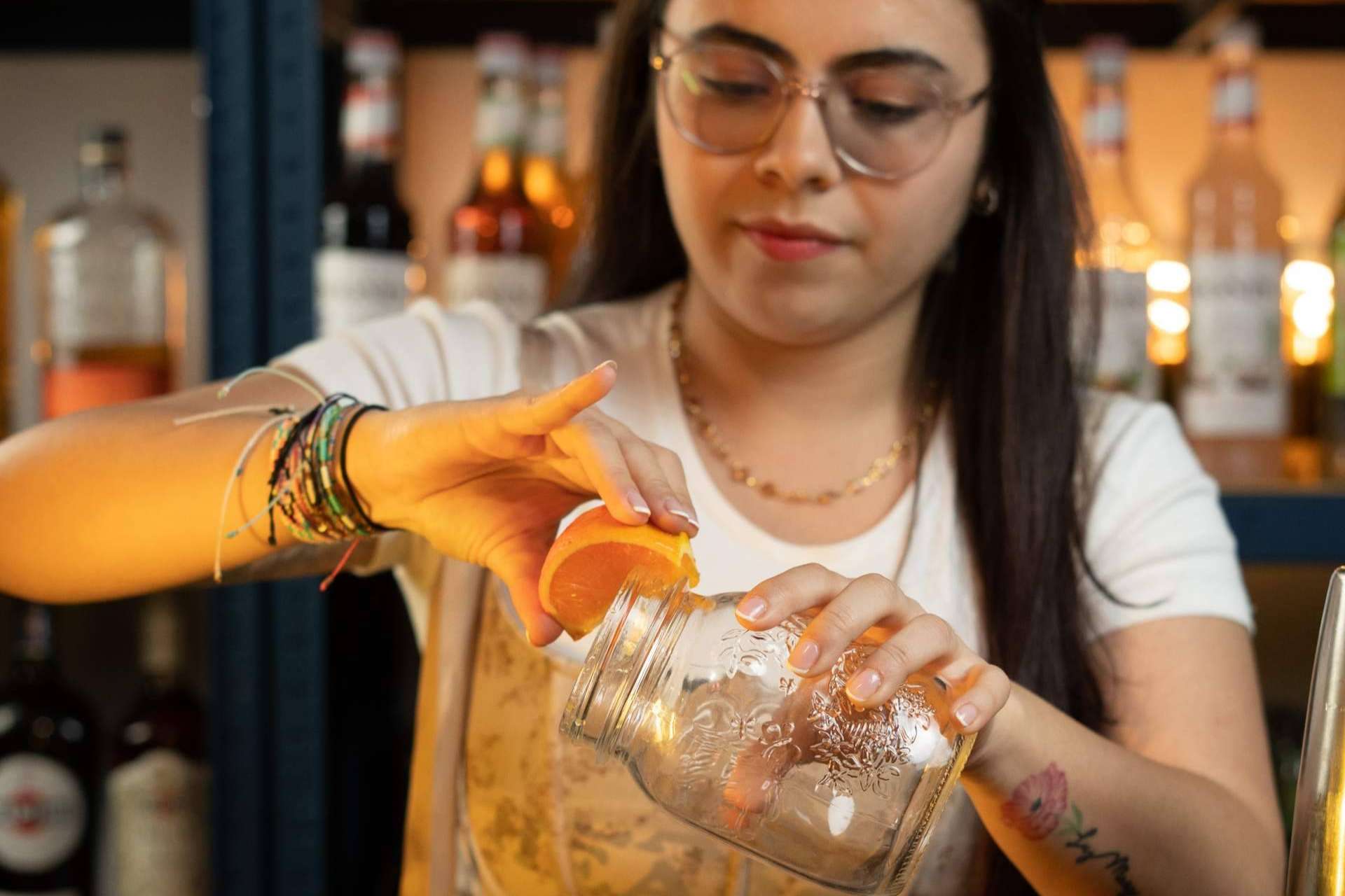 Forjar maestros de la coctelería a través de la experiencia práctica, el curso de bartender profesional