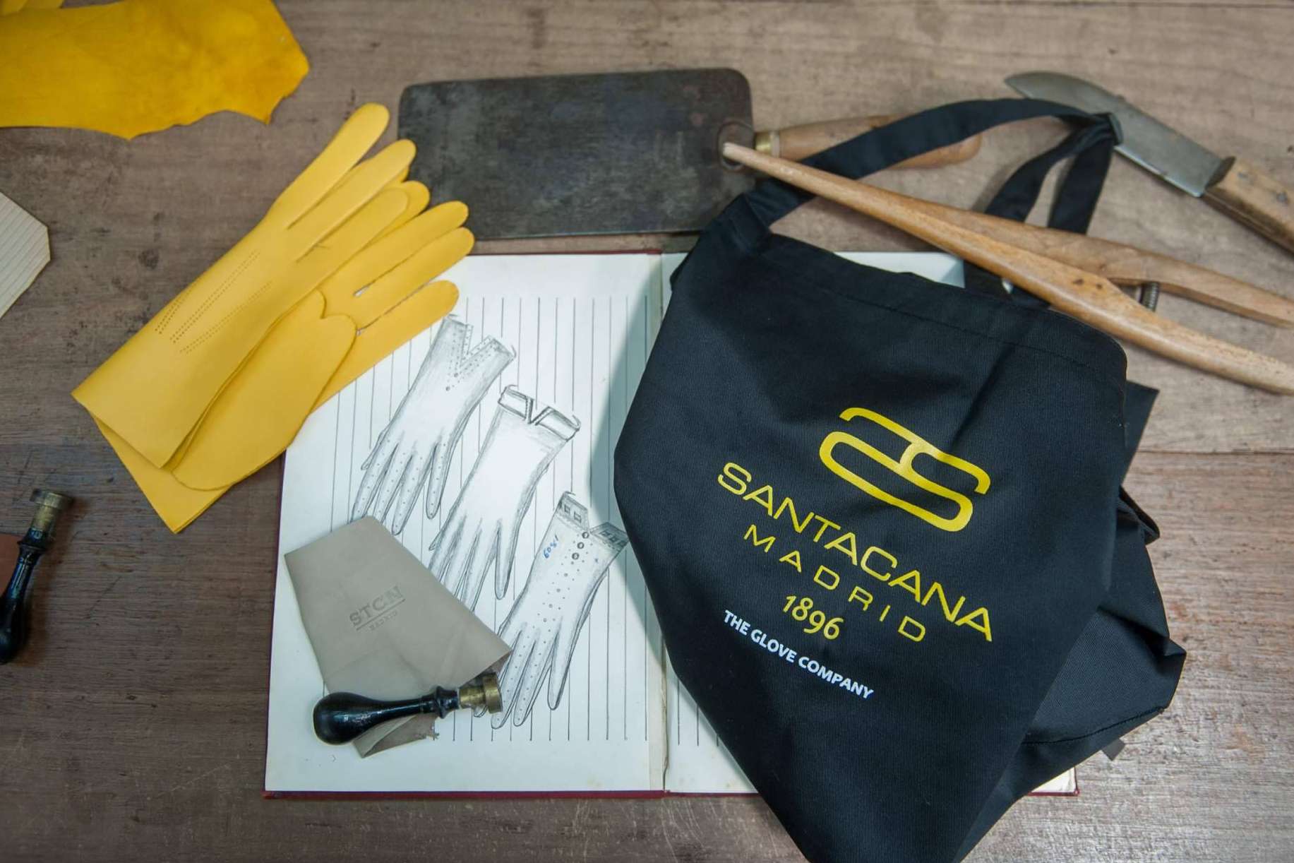 Santacana se dedica a la fabricación de guantes a medida desde 1896