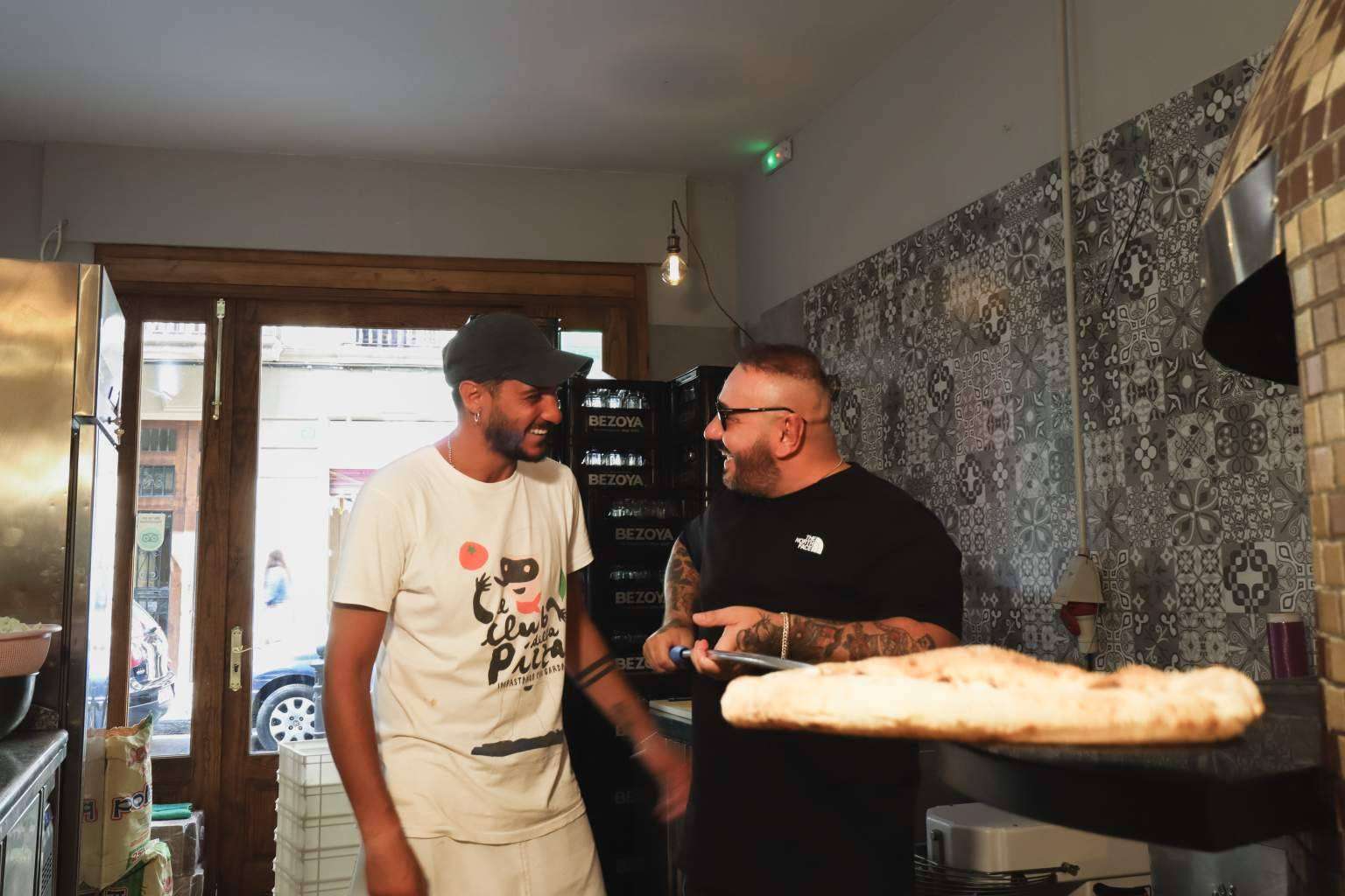 ¿Dónde se puede encontrar una de las mejores pizzas margaritas de Barcelona?, en Spaccanapoli