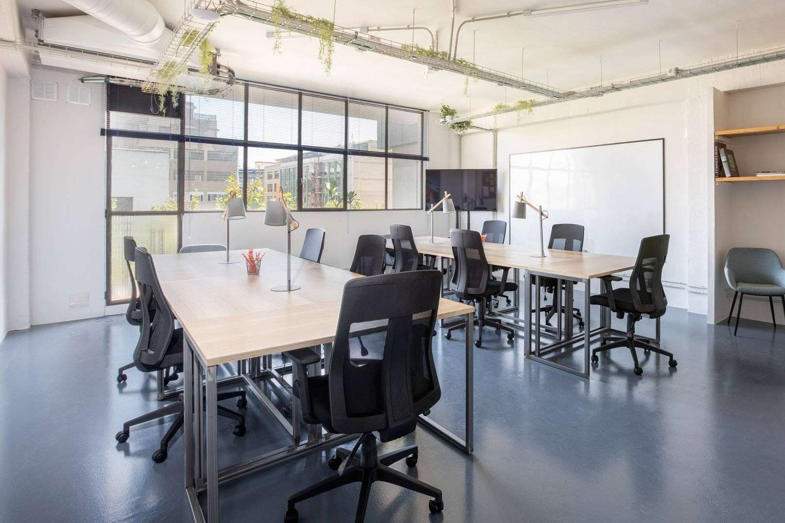 Una plataforma digital especializada en oficinas flexibles, Sitandplug