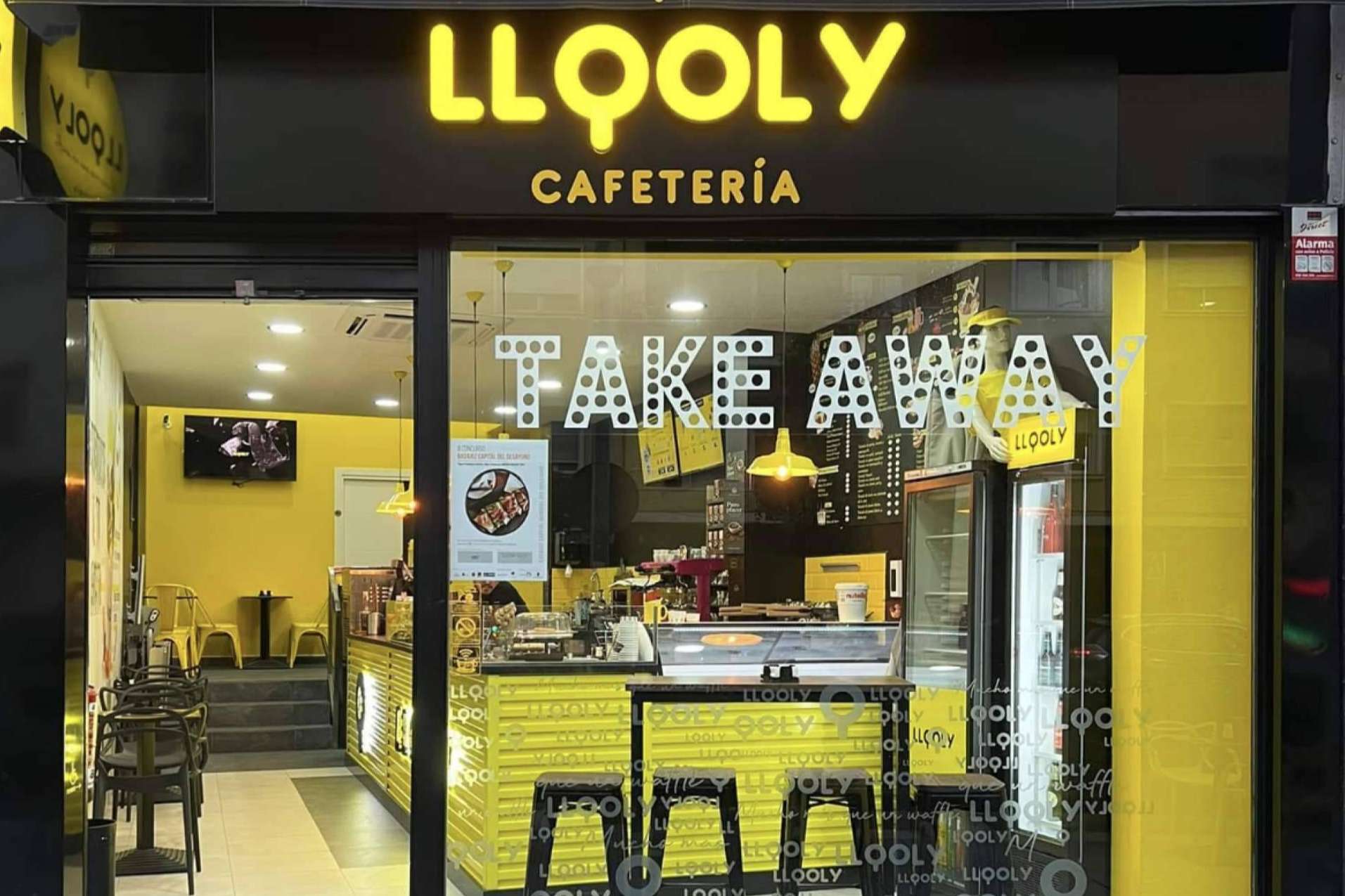 Llooly revoluciona el mundo de los postres con la elaboración de ice rolls y bubbles waffles