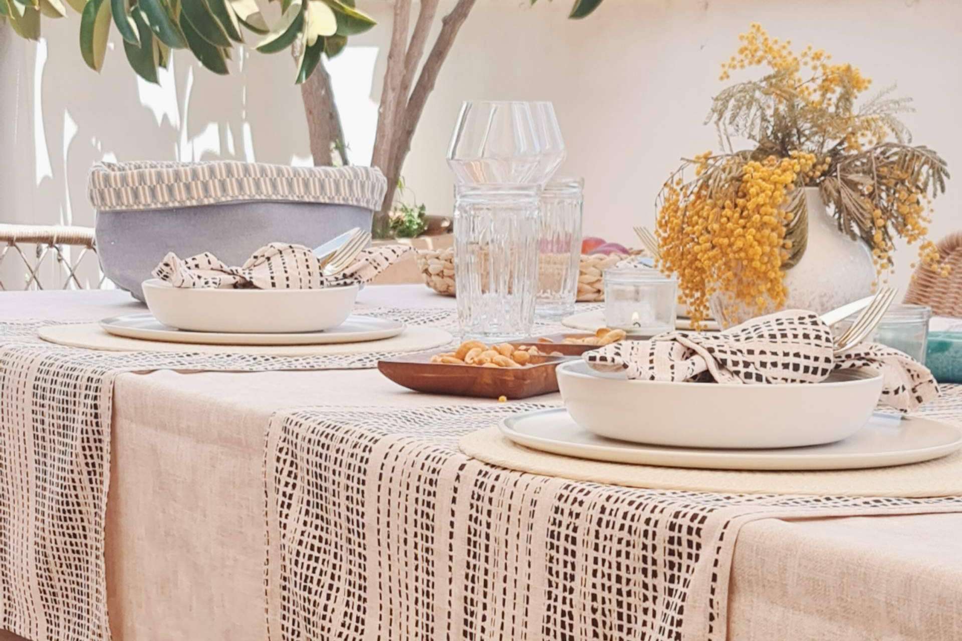 Sokios proporciona manteles textiles para que las mesas luzcan bonitas tanto en interiores como en exteriores