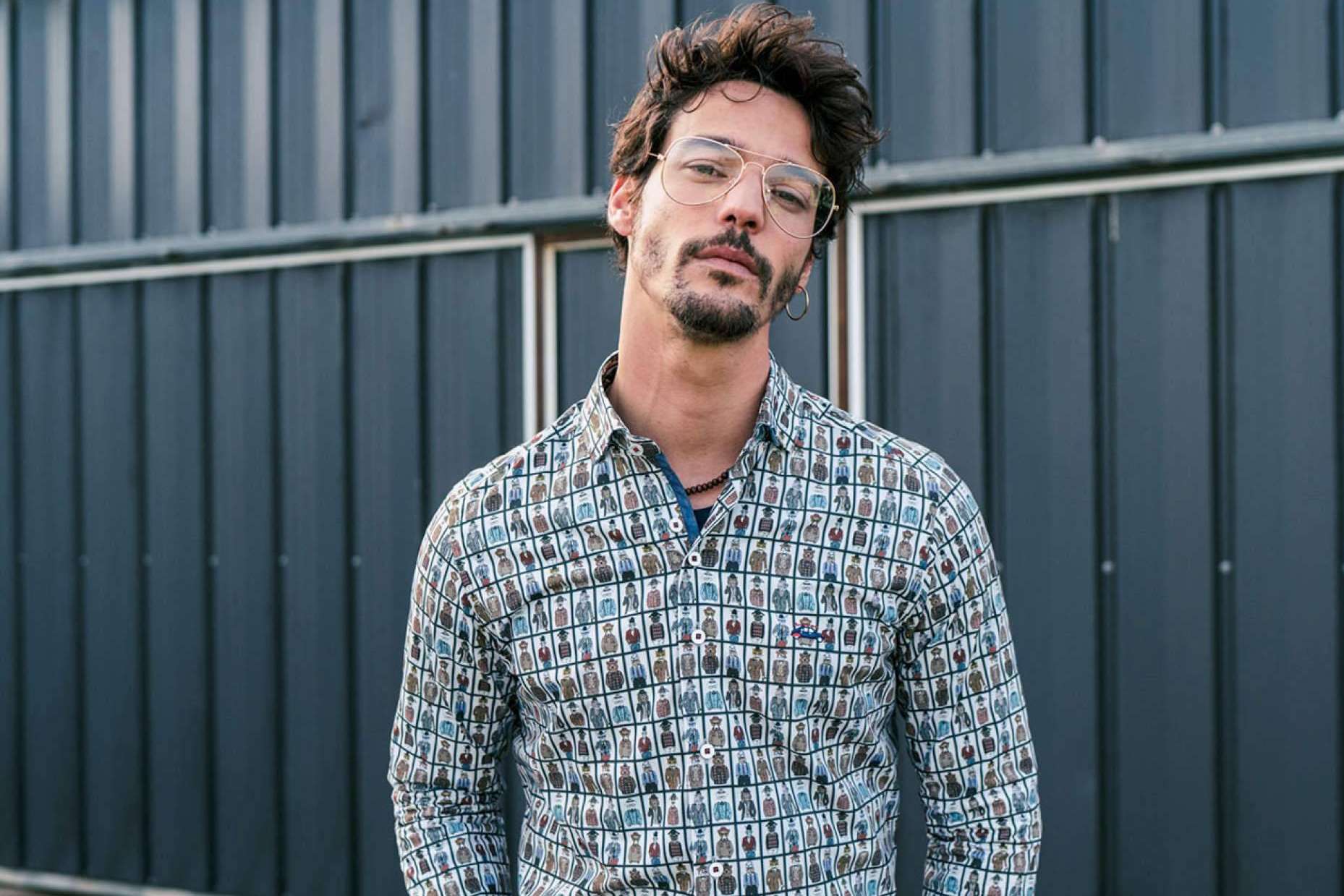 Combinar camisas estampadas para hombre con los modelos The Surfcar