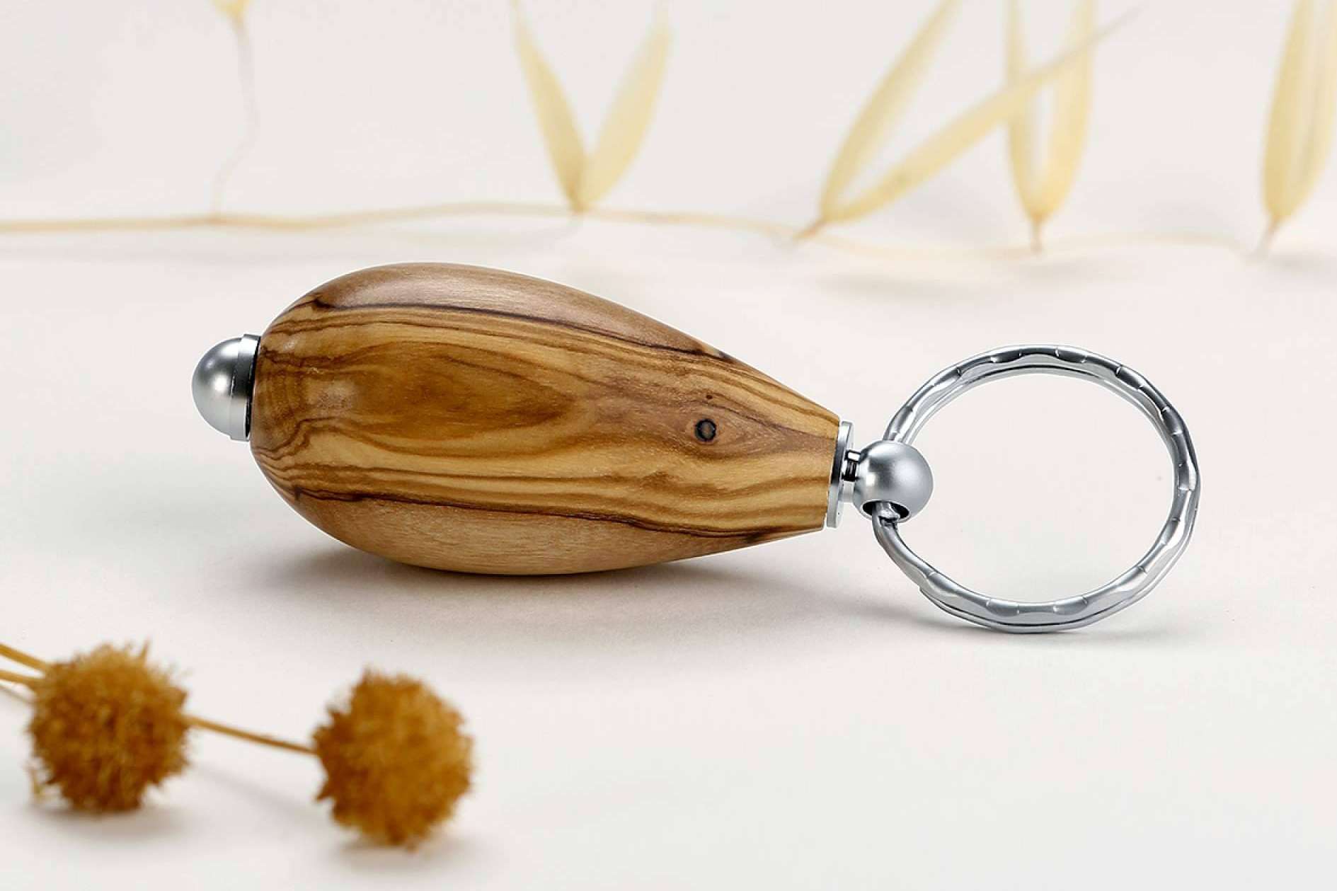 Accesorios de Madera Joyas conjuga creatividad y originalidad en la personalización de llaveros artesanales