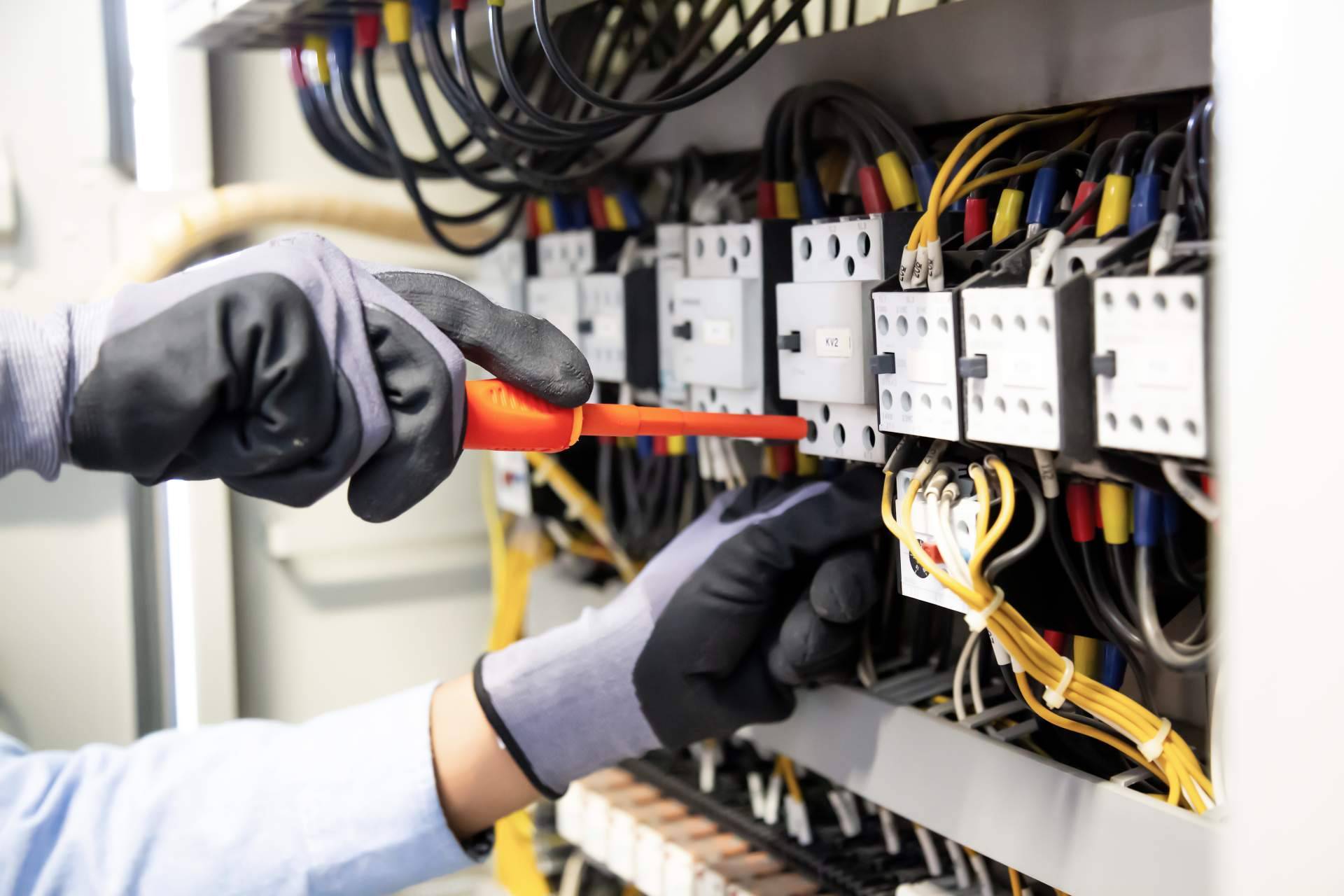 ISSE, servicio de electricistas 24 horas en Madrid