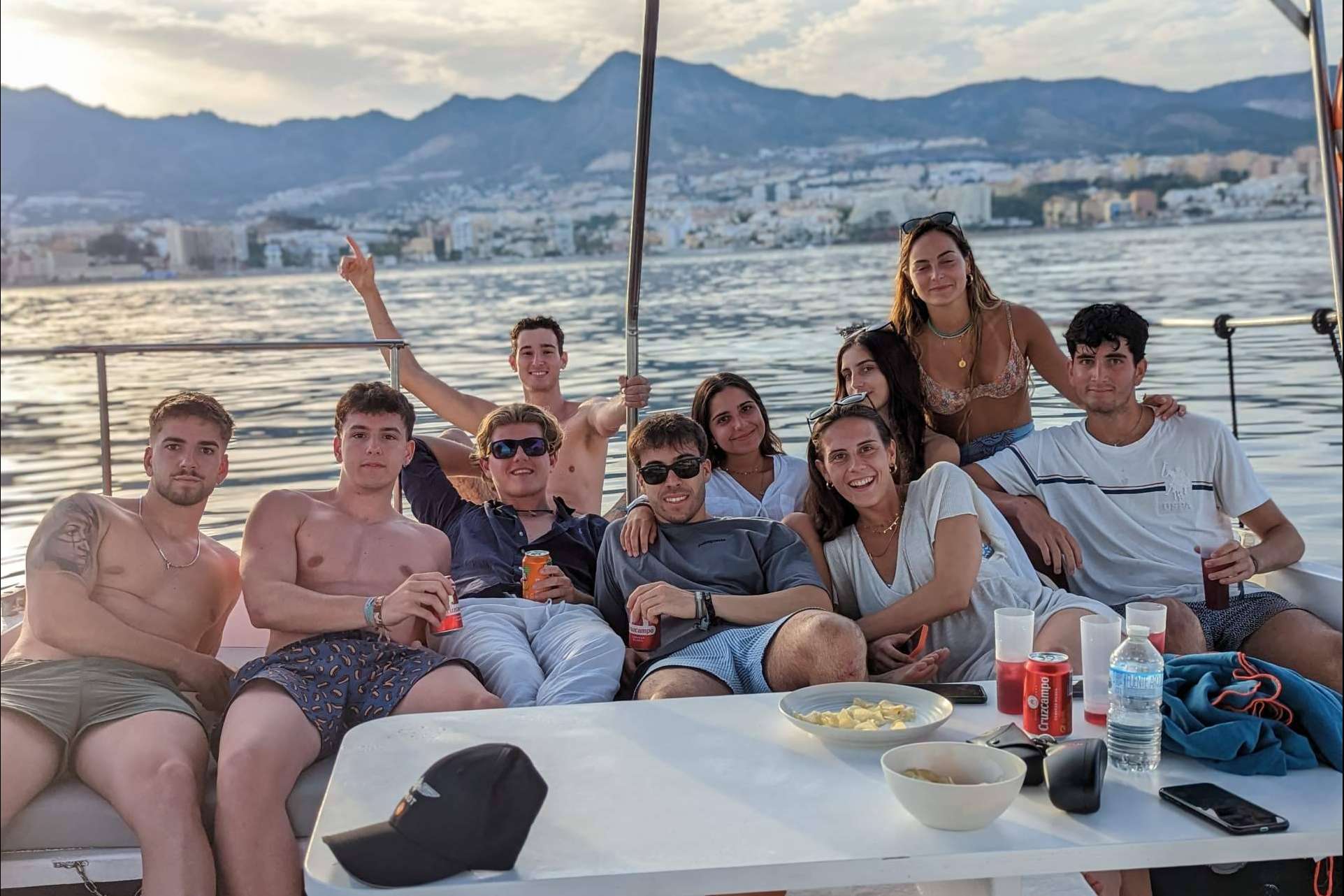 Explorar el mar en compañía, las experiencias náuticas en grupo que propone Helena Nautic