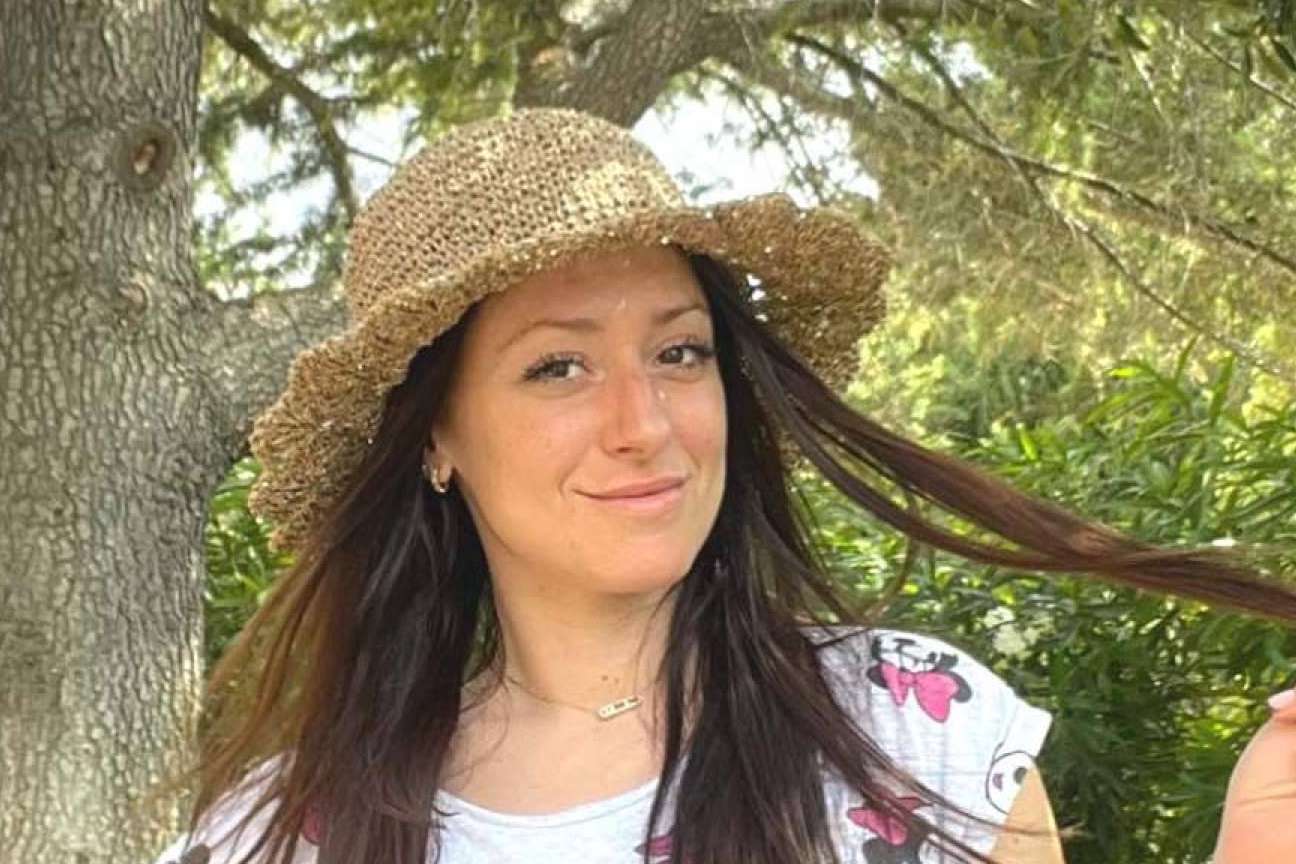 Estilo y protección contra el sol en el outfit de verano con los sombreros a crochet