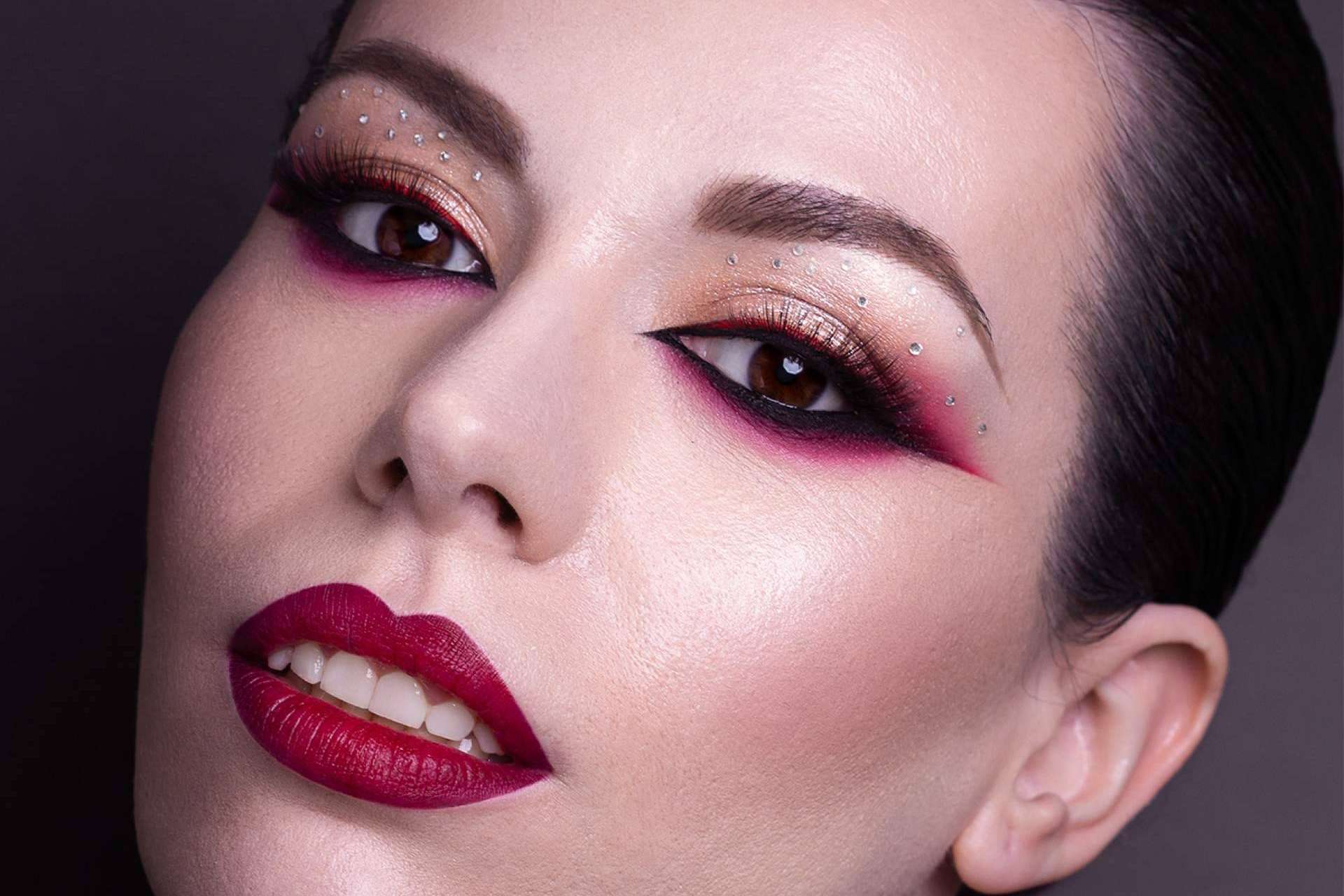 Cómo convertirse en maquilladora profesional y crear un negocio rentable
