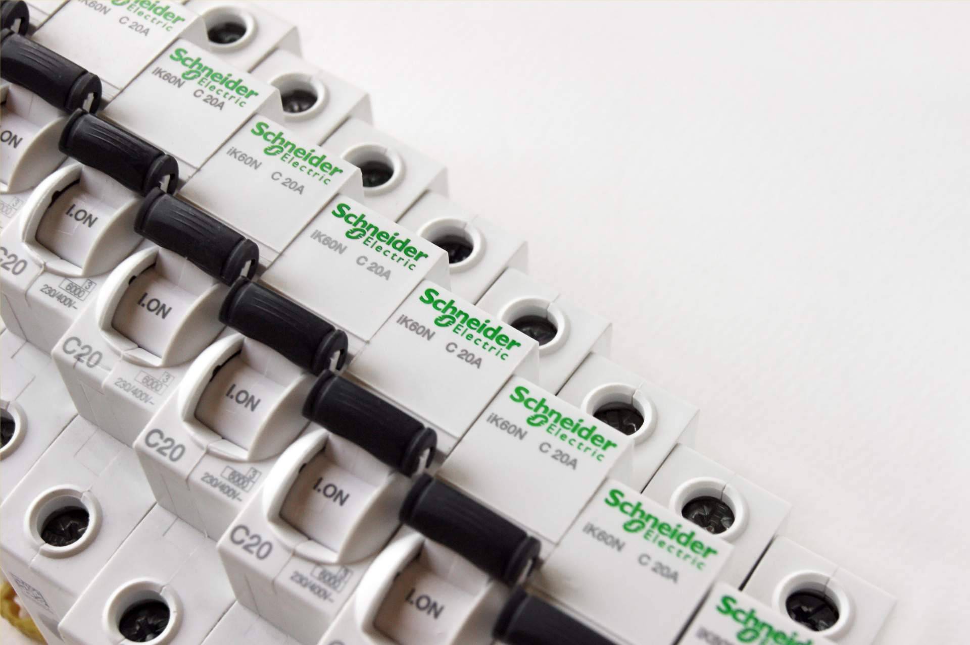 Cadenza Electric ofrece material eléctrico de calidad con especialización en productos Schneider