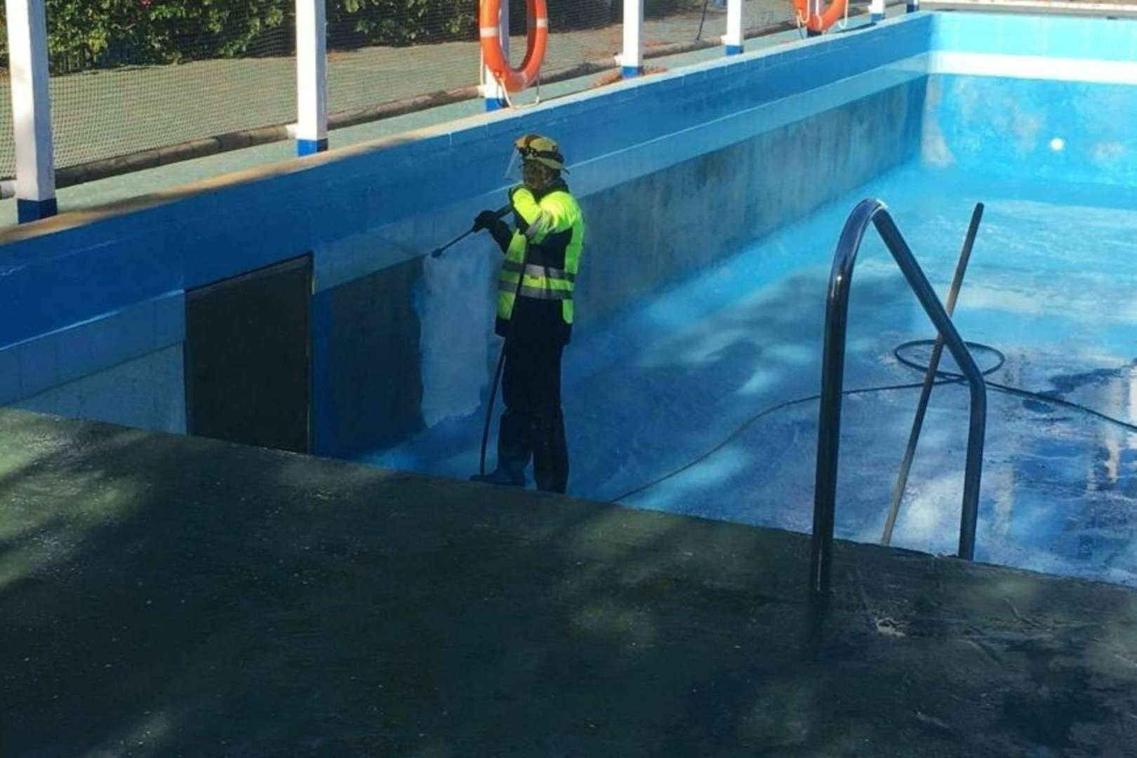 La innovación de Galvañ Lacados en el mantenimiento de piscinas con vapor a alta presión