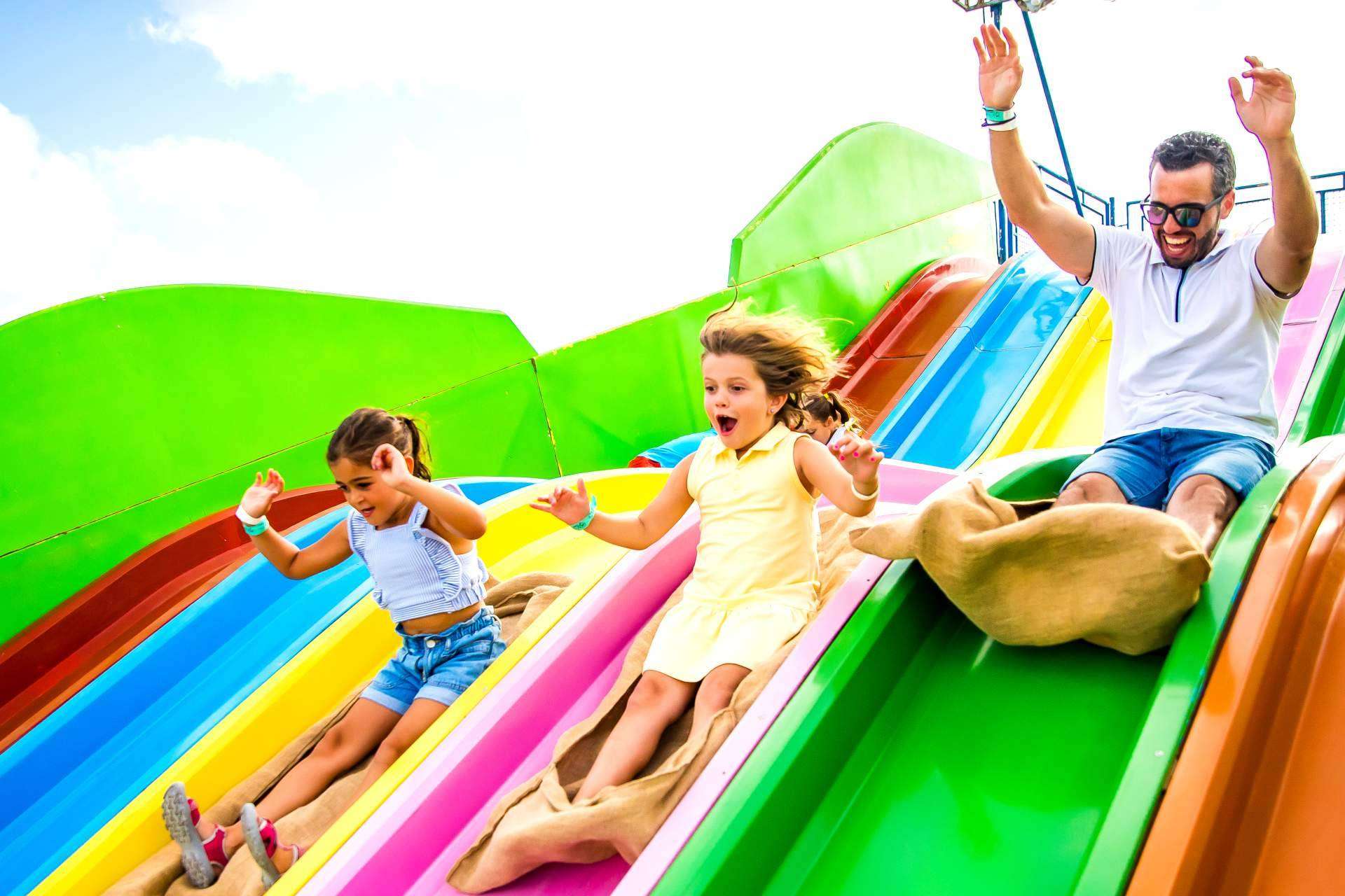 Fiesta, color y entretenimiento en la nueva temporada de Carnaval de Pola Park