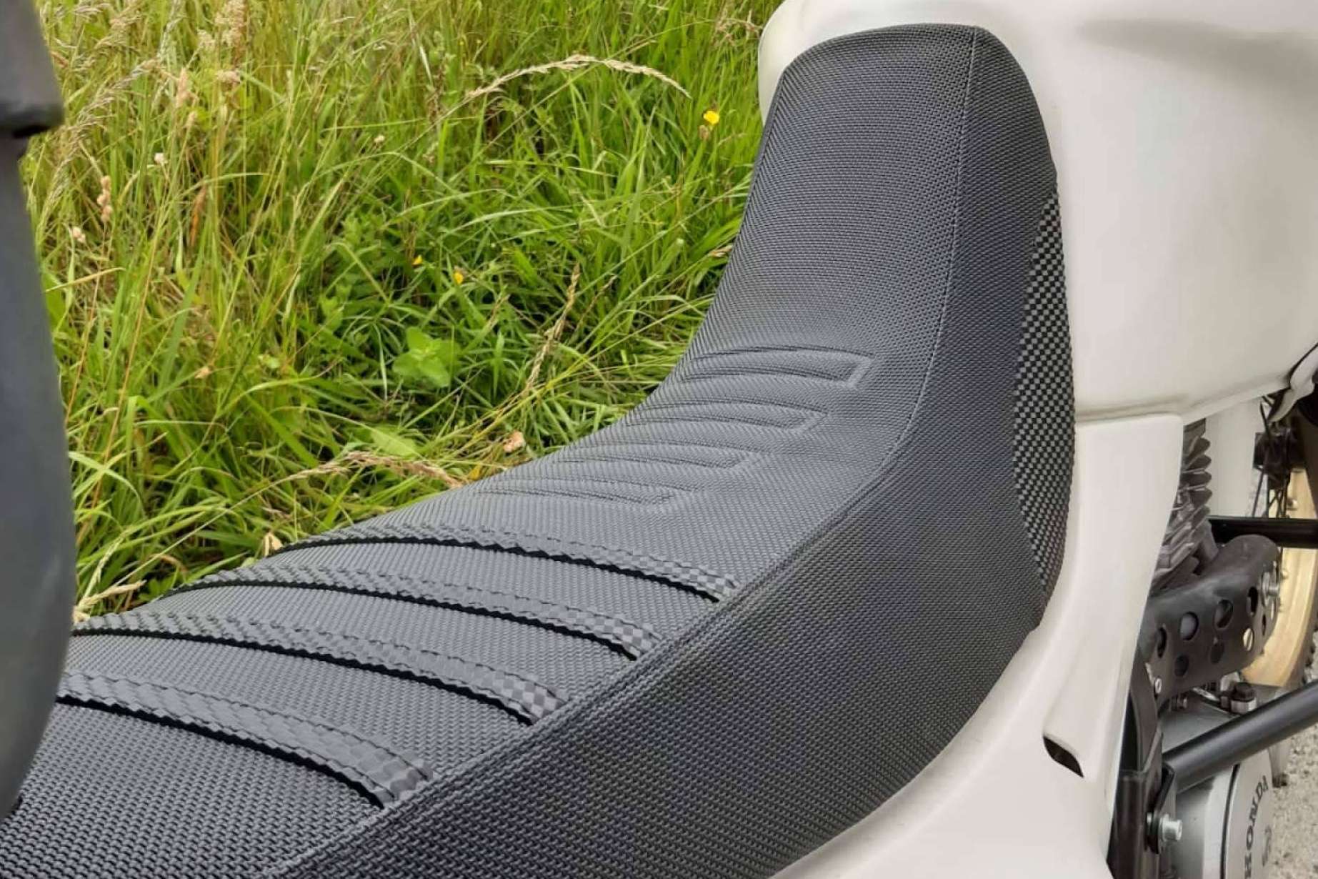 JM-FUNDAS diseña asientos de moto personalizados con materiales de alta calidad