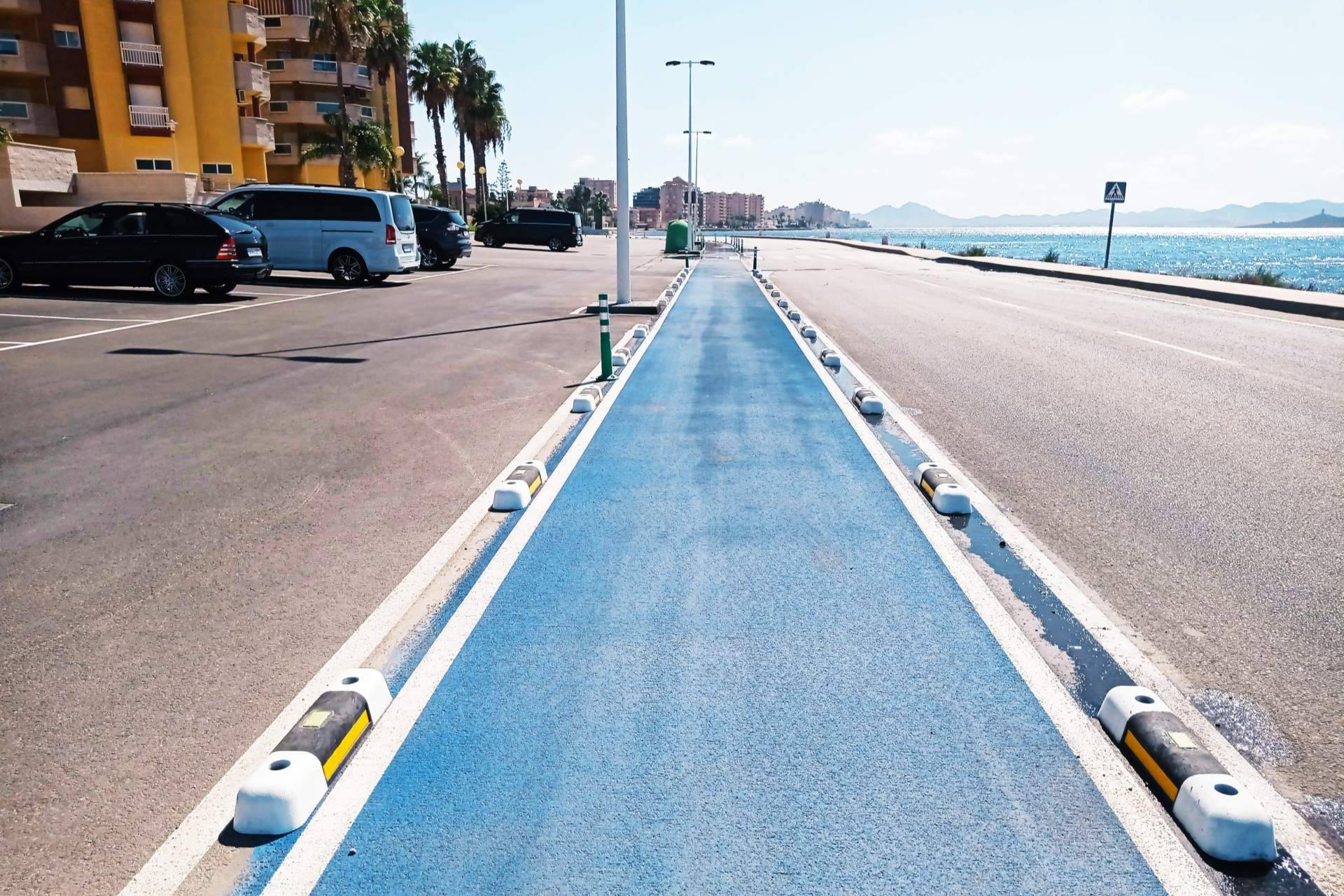 Sevilla, Cartagena y Alicante apuestan por el separador de carril bici fotoluminiscente de Abadecom Urban