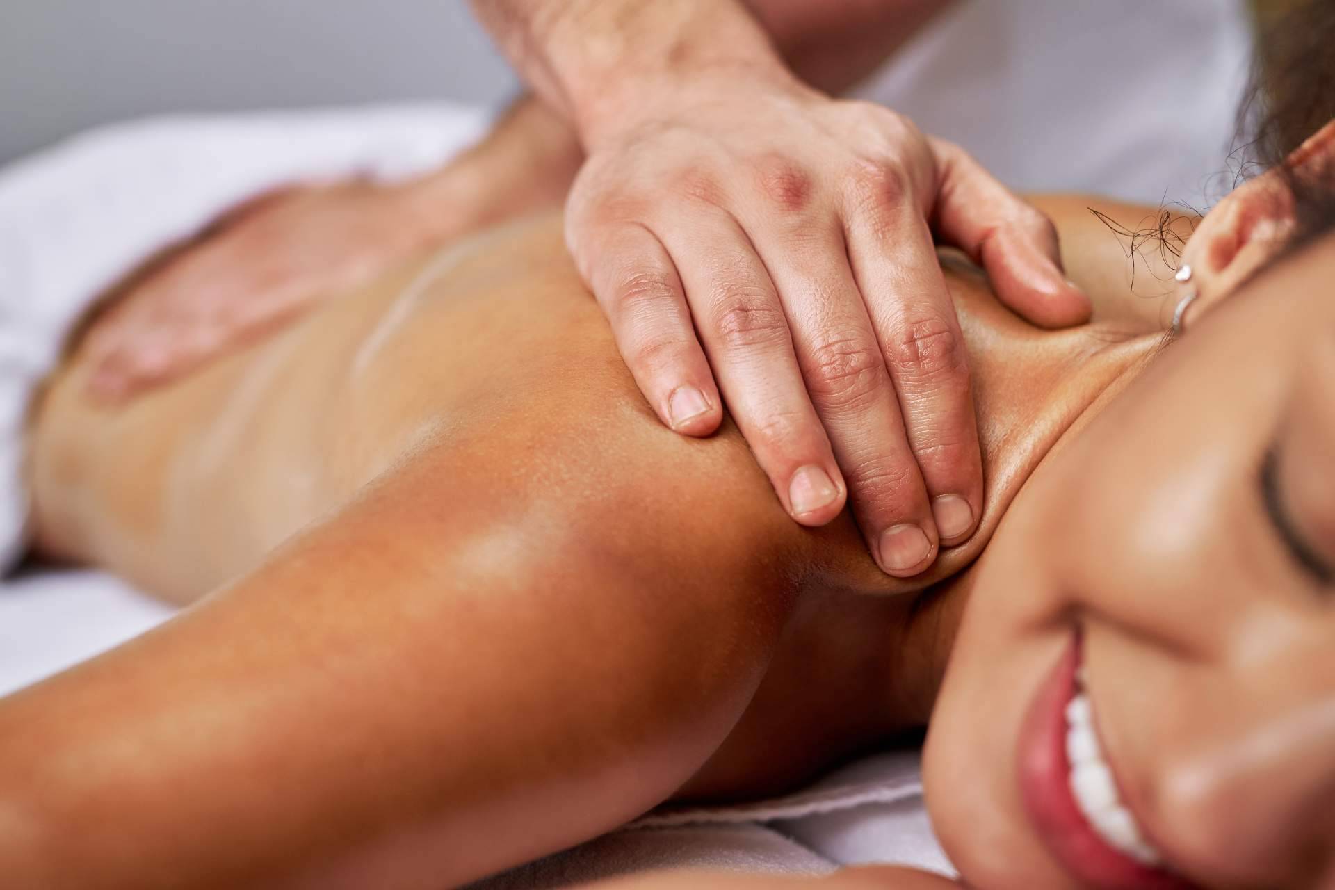 Formación en Quiromasaje y Osteopatía; cómo aplicar los conocimientos en el cuidado de los pacientes