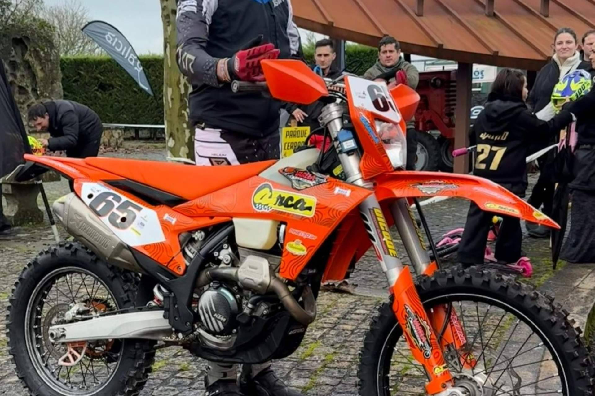 ADHESIVOSEMBARRADOS refuerza la personalización de moto con kits de adhesivos y plásticos combinables