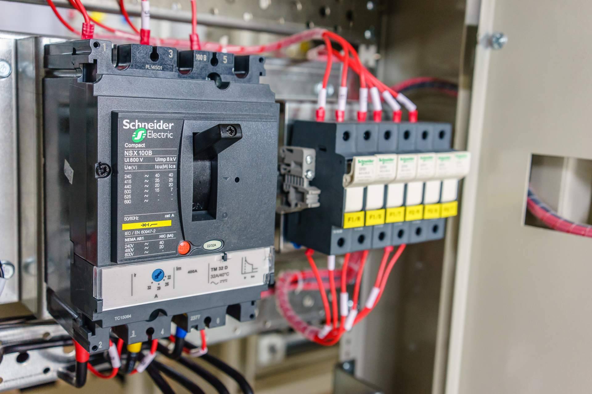 Material eléctrico Schneider con stock disponible y precio competitivo en Cadenza Electric