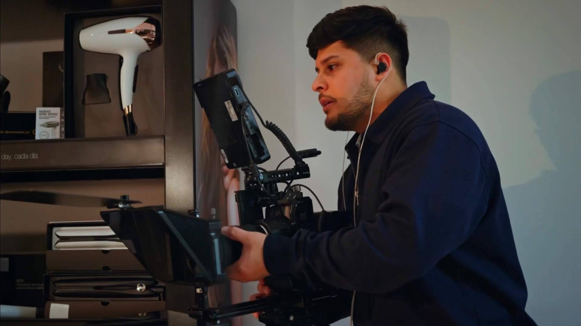 Alex Filmmaker transforma una experiencia empresarial fallida en una agencia audiovisual orientada a marcas