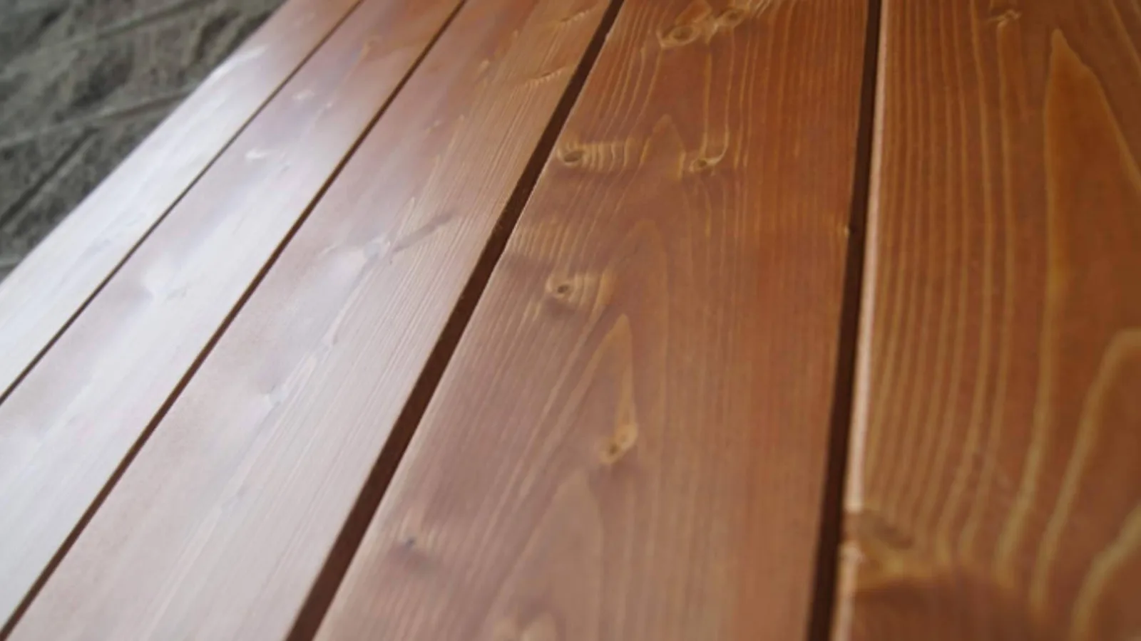 Guía de acabados decorativos para techos, cómo el panel sándwich de madera transforma los espacios vacacionales